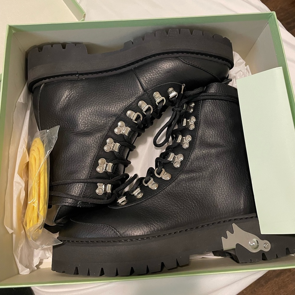 Off white boots 100% authentic purchased for $600 never been worn women’s size 8
